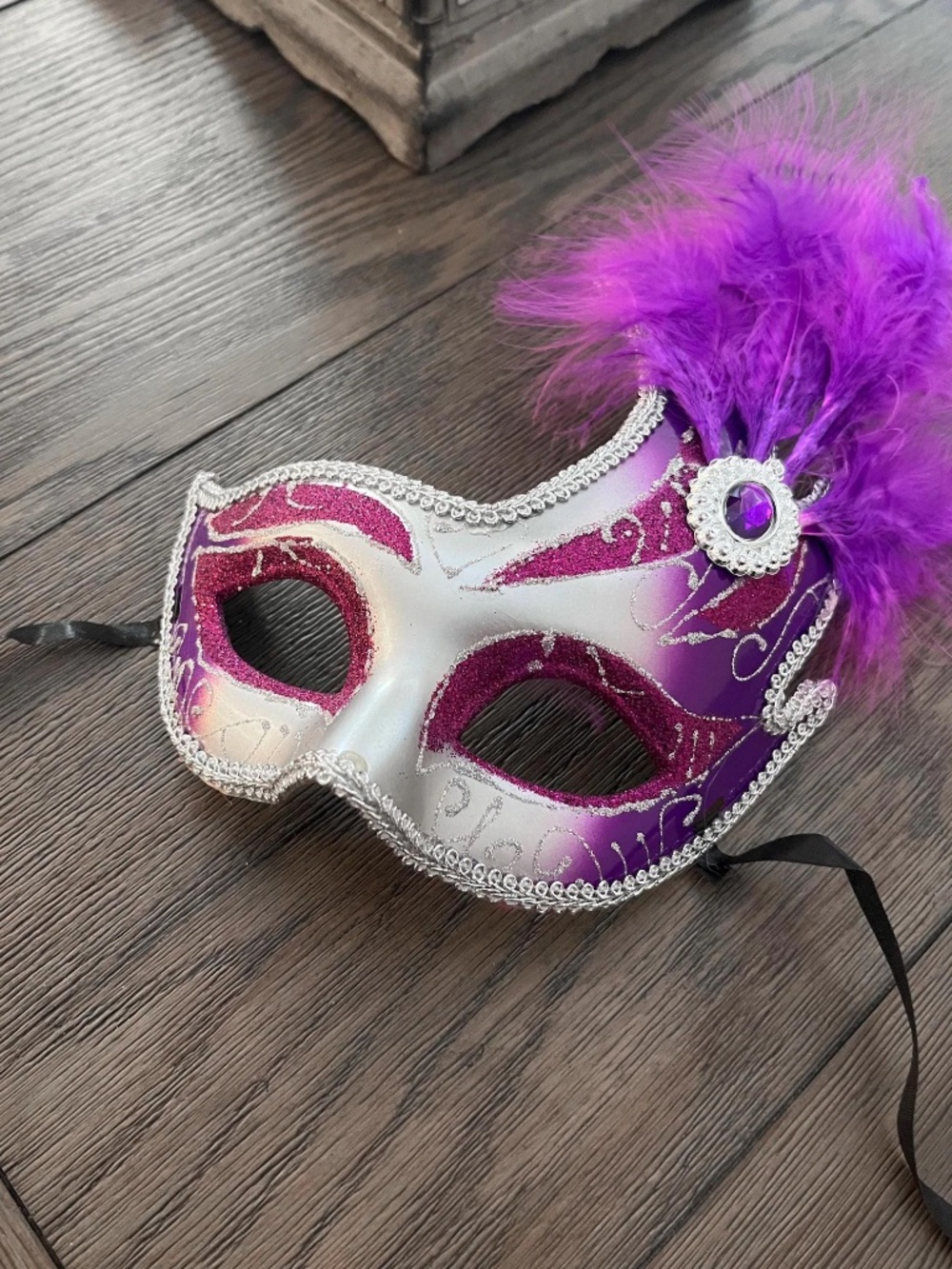 Purple & Silver FANCY SWAN Mardi Gras Side Feathered Plastic Glitter Mask